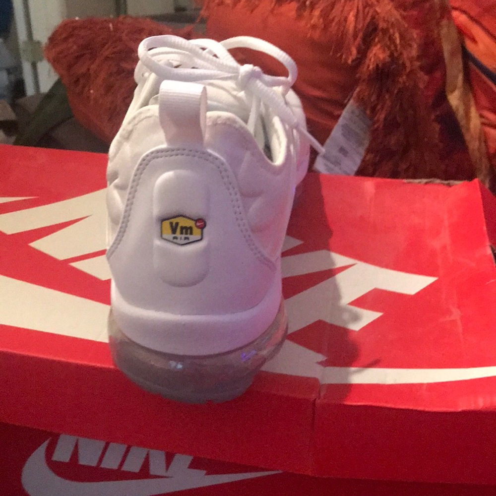These are men all white vapor max brand new never been worn size 12